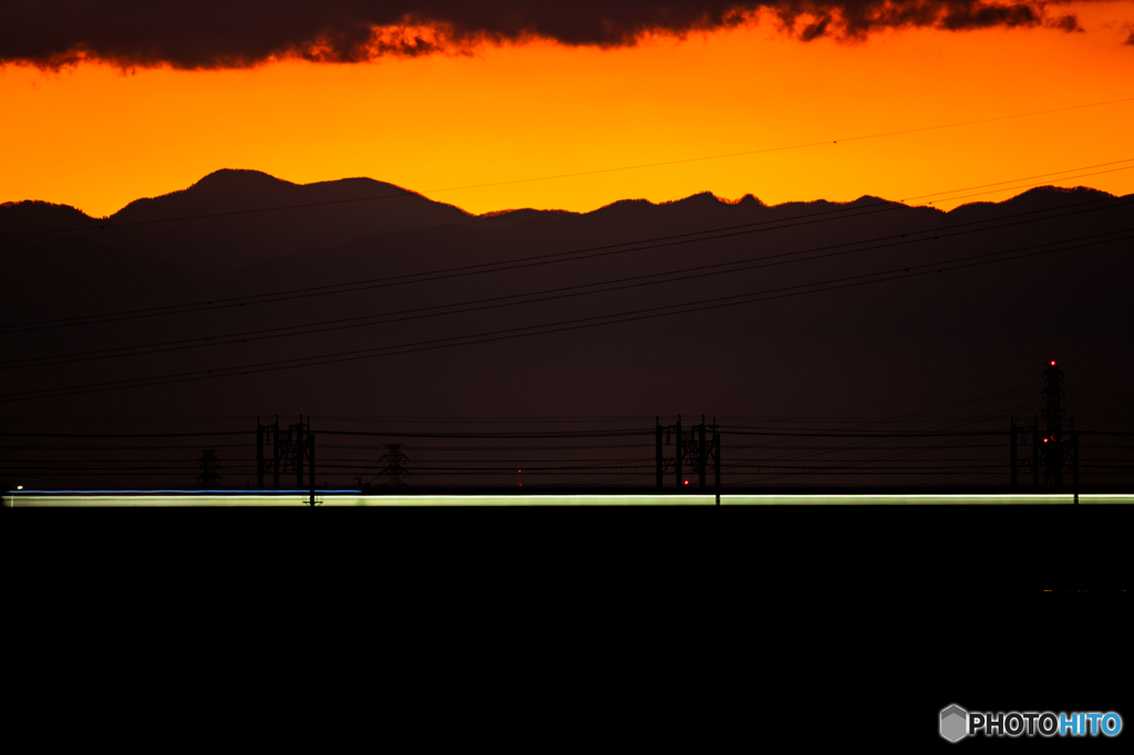 夕暮れを走る電車