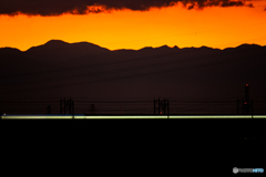 夕暮れを走る電車