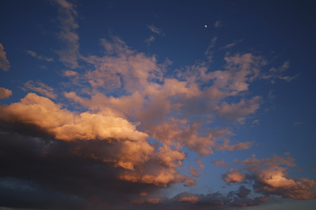 赤い雲と白い月