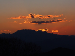 夕暮れの両神山