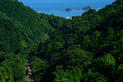 山間を走る列車