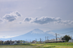 霞んだ空でも富士山