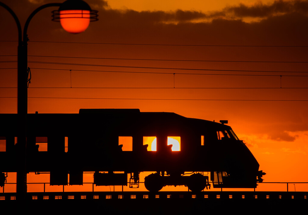 太陽と重なった特急列車