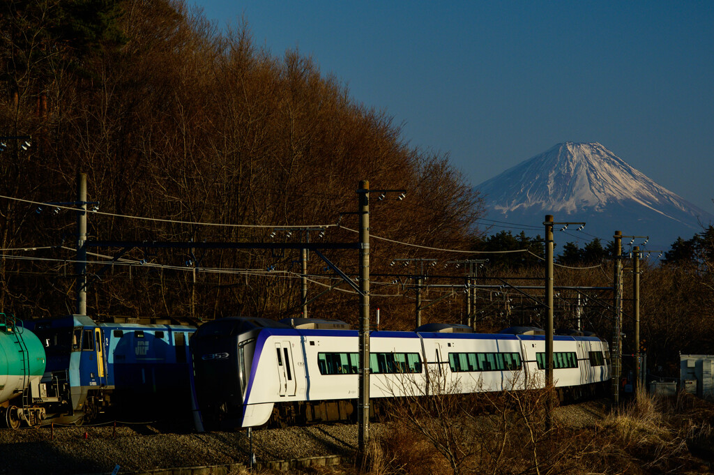 富士山を背後に離合する列車