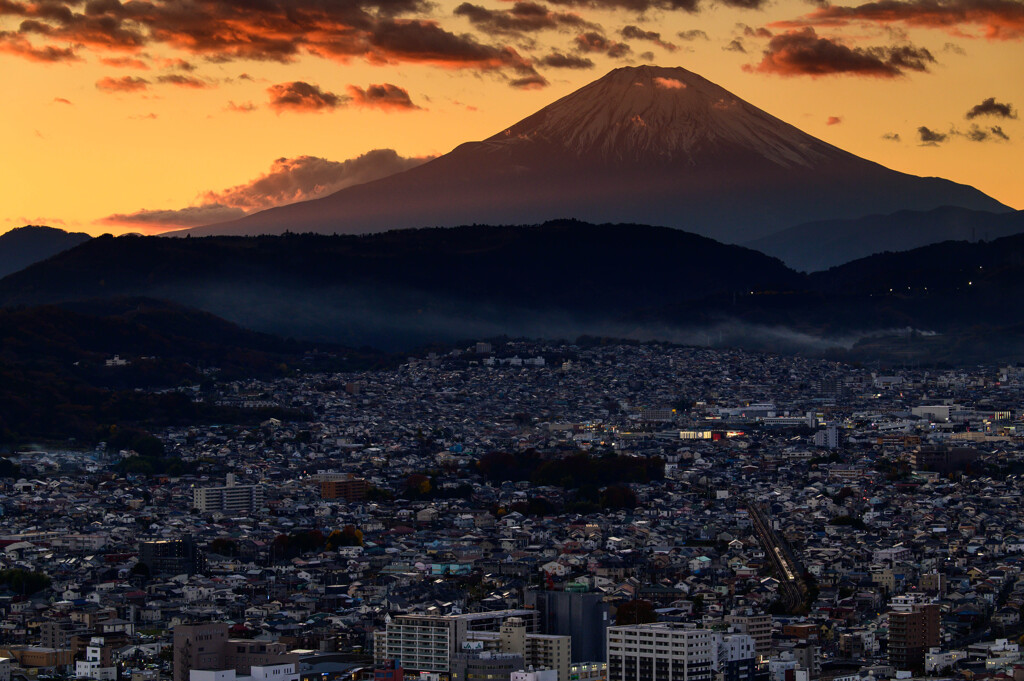 秦野の街並みと富士山