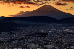 秦野の街並みと富士山