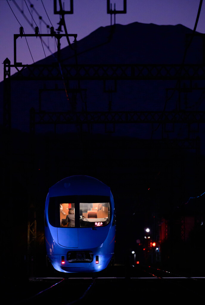 シルエット富士に向かう、さがみ