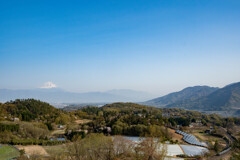 遠くに望む富士山