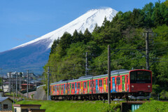 富士山とカラフル電車