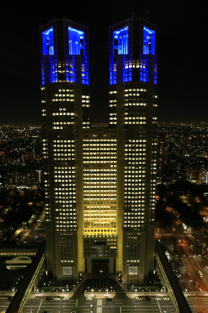 ウクライナカラーの都庁_IMG_2737-1