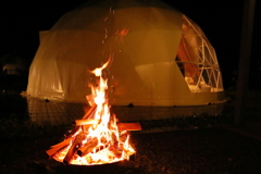 焚火とドーム型テント