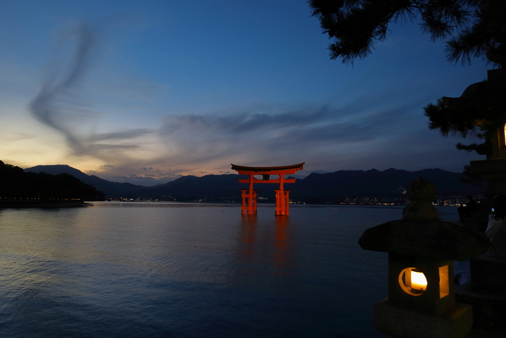 夕暮れの厳島神社