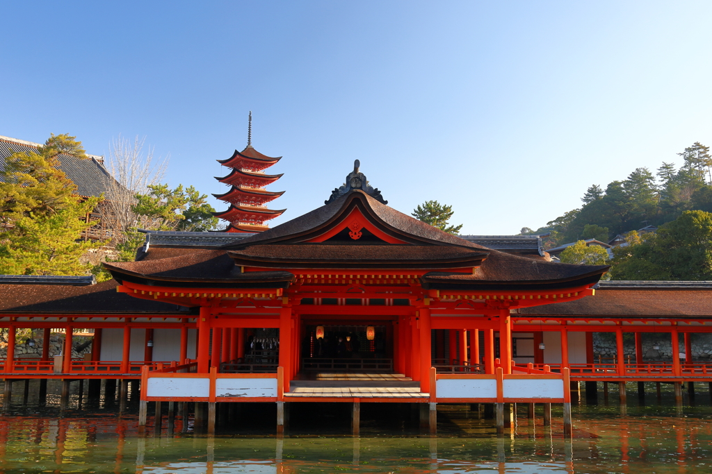 厳島神社本殿と五重塔