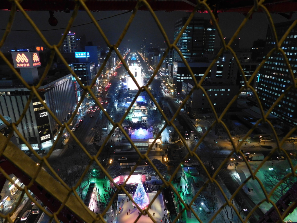 札幌市大通～さっぽろ雪まつり中のテレビ塔外階段越しの夜景