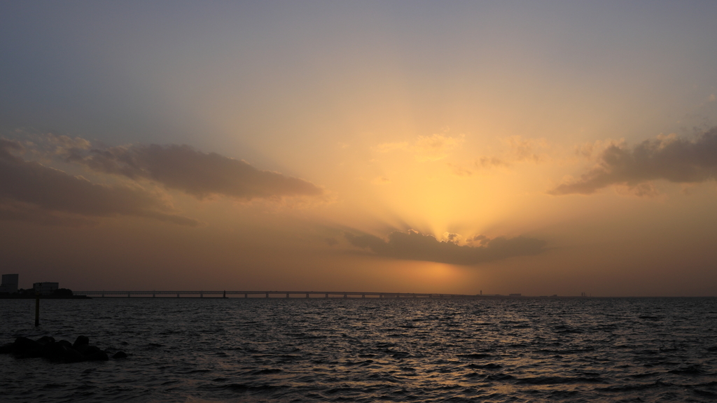 関空・春霞の夕暮れ