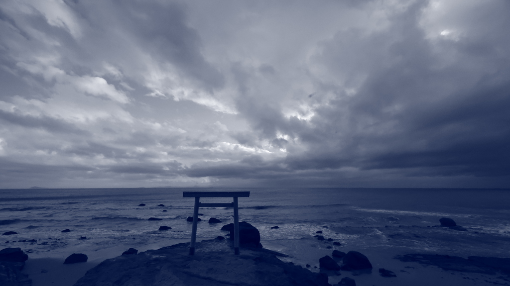 鳥居の向こうの海