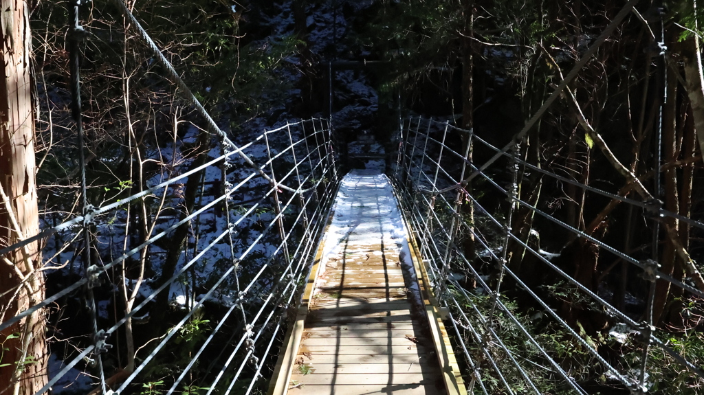 雪残る吊り橋