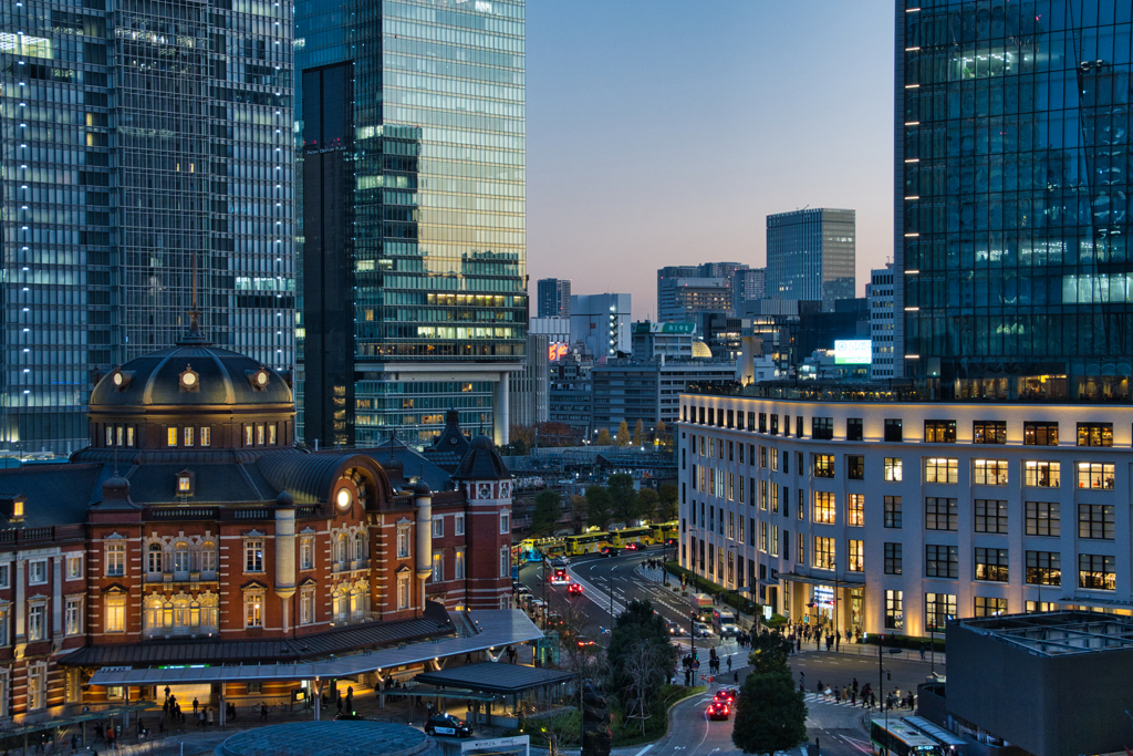 夕暮れ前の東京駅