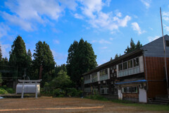 グランドに鳥居が