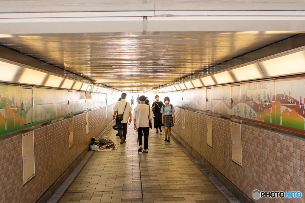 新宿　ガード下歩道