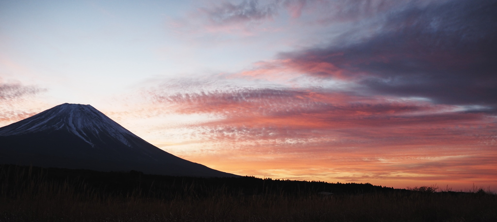 朝やけの富士山