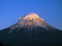 夕日に照らされた富士山