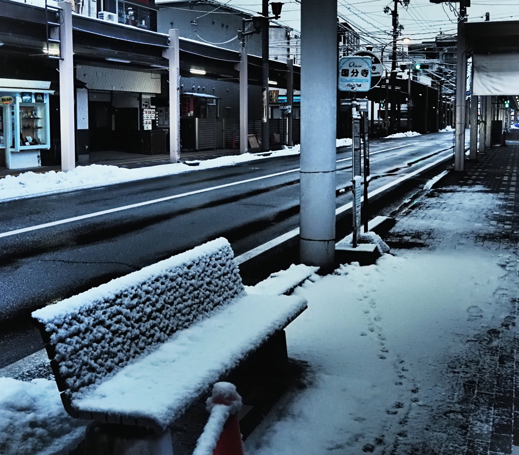 雪とバス停