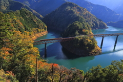 奥大井湖上を渡る井川線の電車