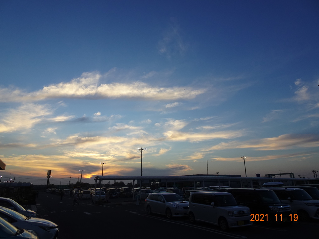 スーパーの駐車場で夕日