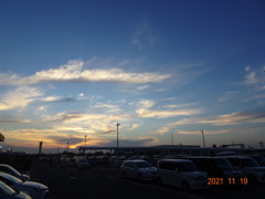 スーパーの駐車場で夕日