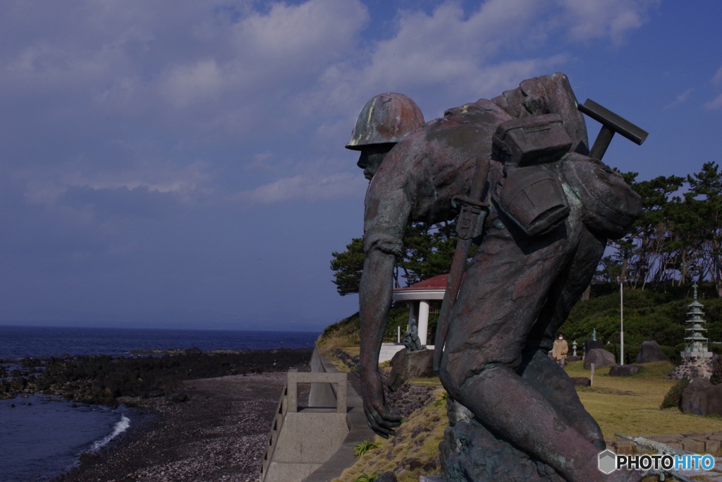 ある兵士と家族の像