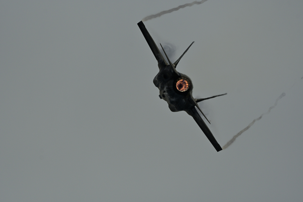 F-35B　雨空にバーナー＆ベイパー