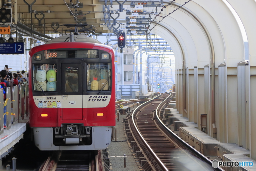 2番線に停車中の電車は、普通、すみっコぐらし行きです。