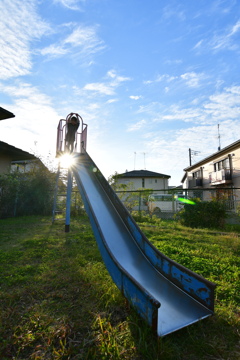 公園の青いすべり台