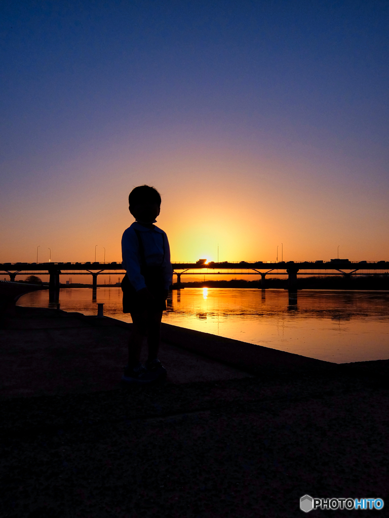 夕日と少年