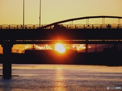 枚方大橋と夕日