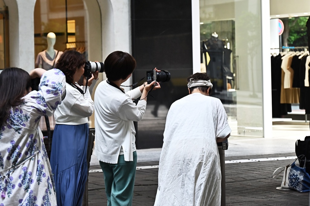 丸の内仲通りのカメラマダム！