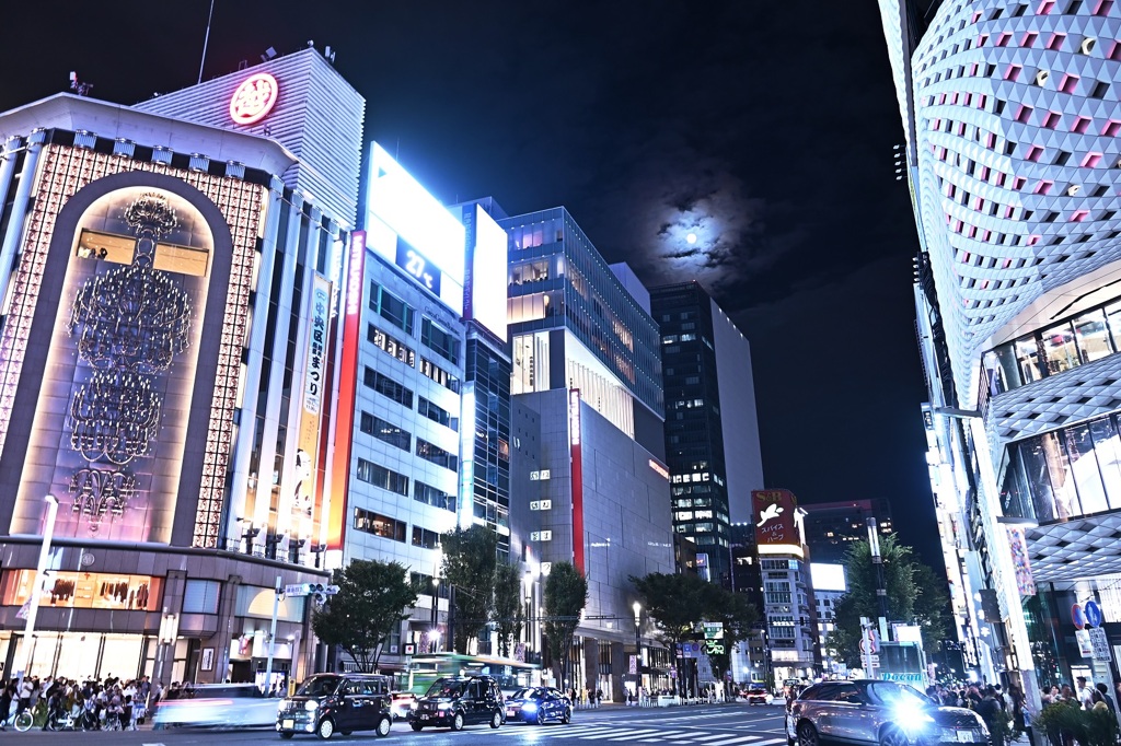 十三夜の月が街を明るく照らす
