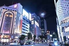 十三夜の月が街を明るく照らす