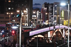 賑わう橋