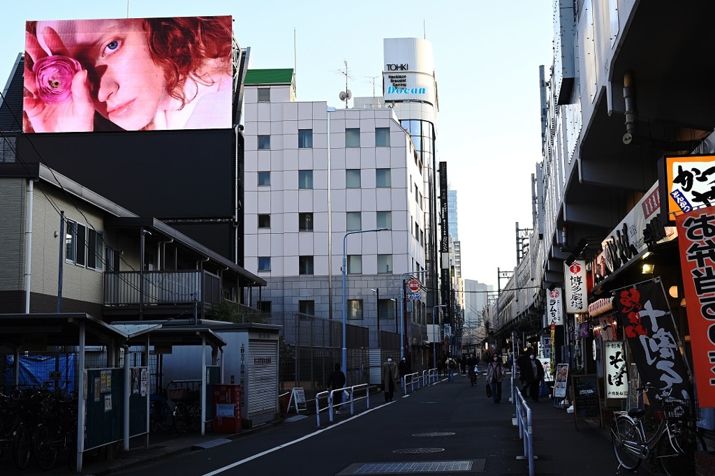 視線を感じて振り返った