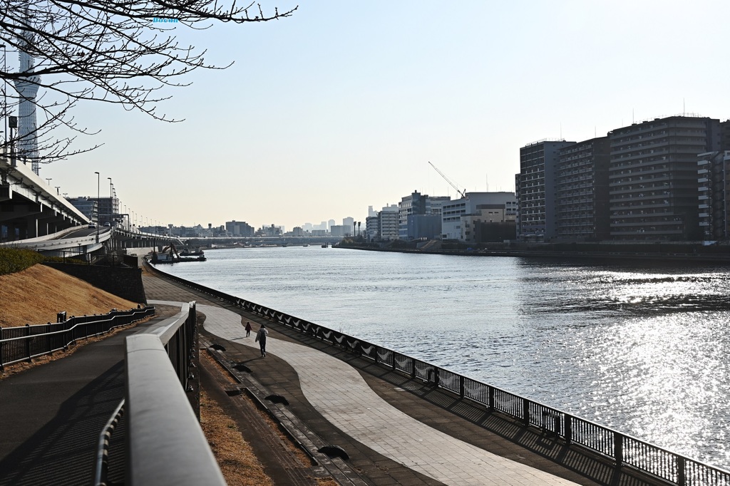 川は流れる