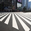 夏は日陰で信号待ち
