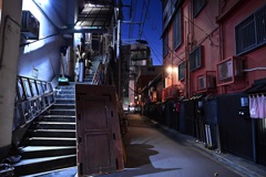 ドアのある路地