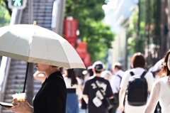 Apple 表参道～～前で信号待ち
