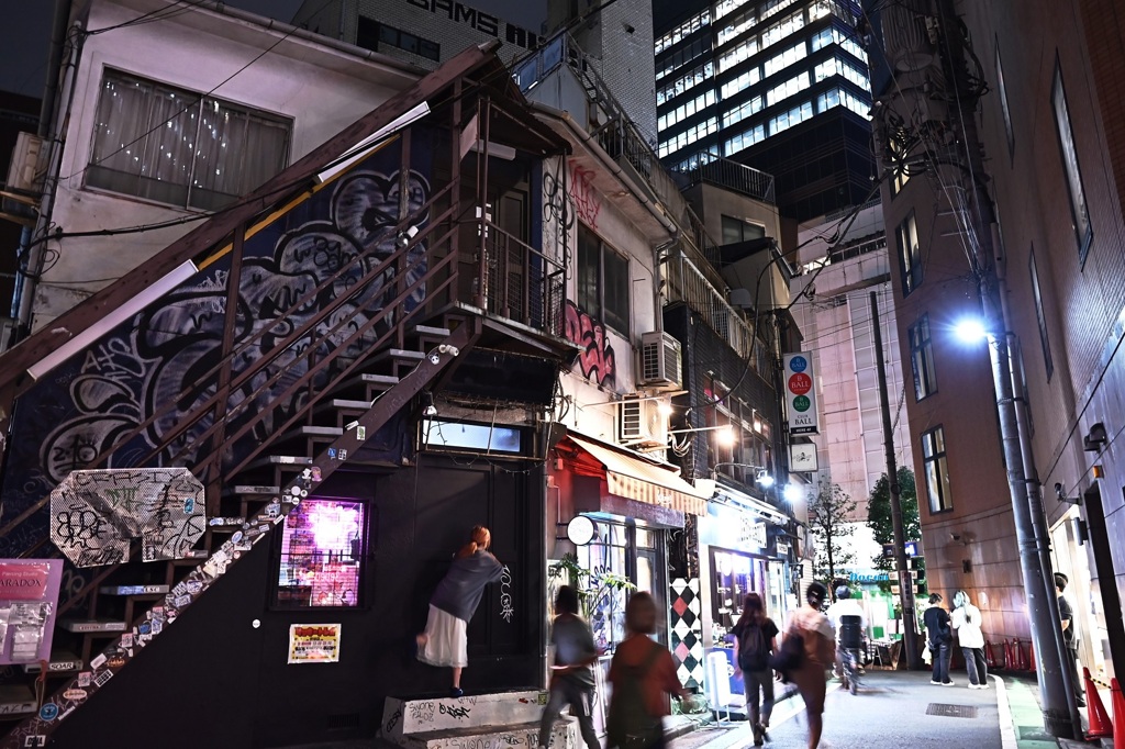 外階段のある路地