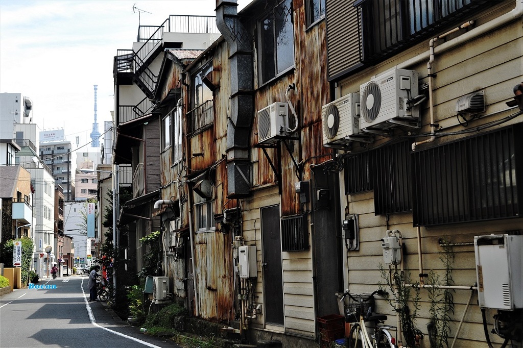 スカイツリーが少しだけ見える路地