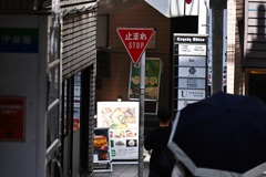 止まれの街角