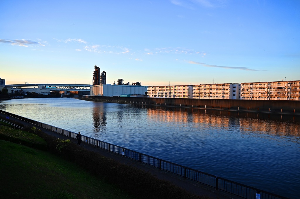 川は静かに流れる