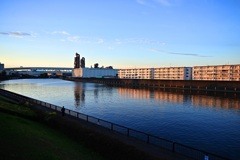 川は静かに流れる